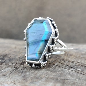 Ring met labradoriet doodskist: band 925 sterlingzilver