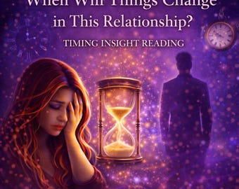 Könnte beinhalten: Digitale Illustration mit lila Hintergrund und Glitzereffekten. Das Bild zeigt eine Frau mit roten Haaren, eine Sanduhr, eine Männersilhouette und den Text "When Will Things Change in This Relationship?" und "Timing Insight Reading" und "Timing Love Reading."