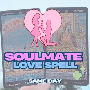 Può includere: Due carte dei tarocchi con un'illustrazione a forma di cuore rosa di una coppia. Il testo "SOULMATE LOVE SPELL" è visualizzato in rosa e blu. Sono visibili anche le parole "SAME DAY".