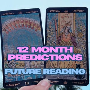 Może przedstawiać: Dwie karty tarota z ilustracjami i tekstem "12 MONTH PREDICTIONS FUTURE READING" są pokazane na niebieskim tle. Karty mają czarną obwódkę i numer "10" na górze i na dole.