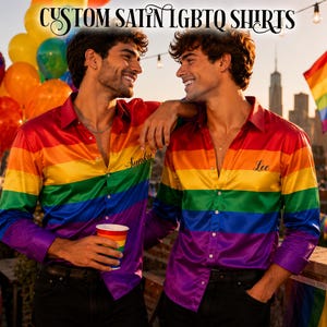 Può includere: Due camicie a maniche lunghe con bottoni realizzate in tessuto di raso color arcobaleno. Ogni camicia presenta strisce orizzontali rosse, arancioni, gialle, verdi, blu e viola. Il testo CUSTOM SATIN LGBTQ SHIRTS appare in alto nell'immagine.