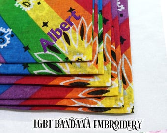Pañuelo personalizado con nombre y diseño del Orgullo, bufanda LGBTQ bordada, pañuelo arcoíris para mascotas, accesorio personalizado para festivales, regalo del Orgullo, pañuelo familiar a juego.