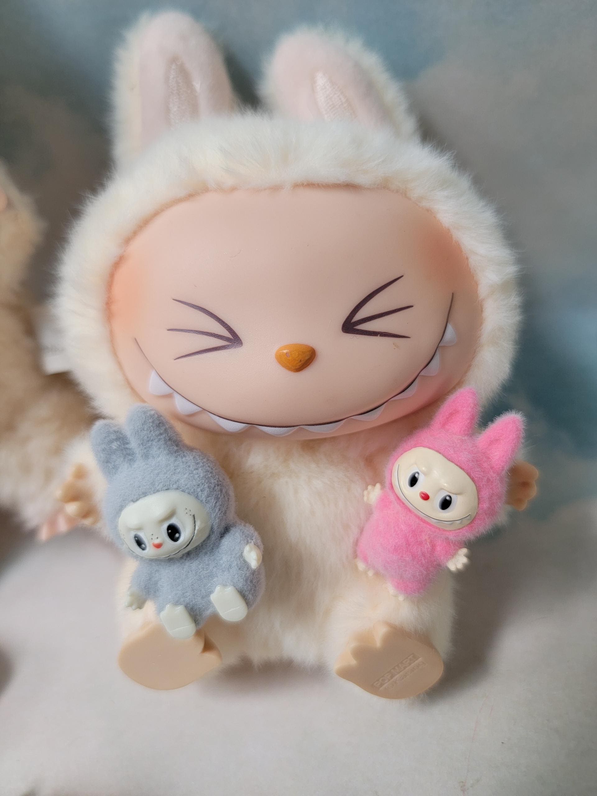Miniature Labubu pour maison de poupée, Labubu miniature, poupée Labubu, accessoire Labubu, poupée Labubu Macaron passionnant Les monstres, Labubu miniature