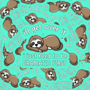 Puede incluir: Una pegatina azul turquesa con un perezoso de dibujos animados durmiendo sobre un fondo blanco. La pegatina dice "Lo superaré, solo necesito ser dramático primero".