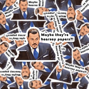 Może przedstawiać: Naklejka z portretem Johnny'ego Deppa w garniturze z nadrukowanym tekstem "Maybe they're hearsay papers?!". Naklejka jest otoczona innymi naklejkami z tym samym obrazem i tekstem.