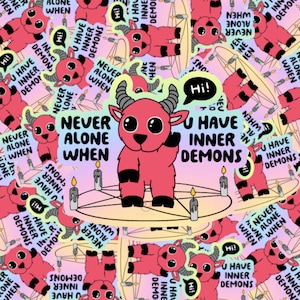 Op de afbeelding: Een roze cartoon-duivel met hoorns en grote ogen staat in een pentagram met kaarsen. De duivel zwaait en zegt "Hoi!" in een spraakballon. De tekst "Nooit alleen als je innerlijke demonen hebt" staat op de sticker.