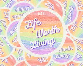 Puede incluir: Una colección de pegatinas redondas con un fondo de gradiente de arcoíris. La pegatina central presenta el texto "Life Worth Living" en blanco, con una fuente cursiva. Las pegatinas tienen un esquema de color pastel.