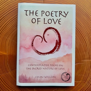 Pu&ograve; includere: Un libro intitolato "The Poetry of Love" con un design ad acquerello. La copertina presenta un'illustrazione a forma di cuore rosso e il testo "Contemplative Poems on the Sacred Nature of Love" di Colin Willcox.