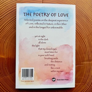 Pu&ograve; includere: Un libro tascabile intitolato "The Poetry of Love" con un design ad acquerello. La copertina presenta un testo sull'amore, la natura e la spiritualit&agrave;. Il dorso del libro include un codice a barre e il logo dell'editore.