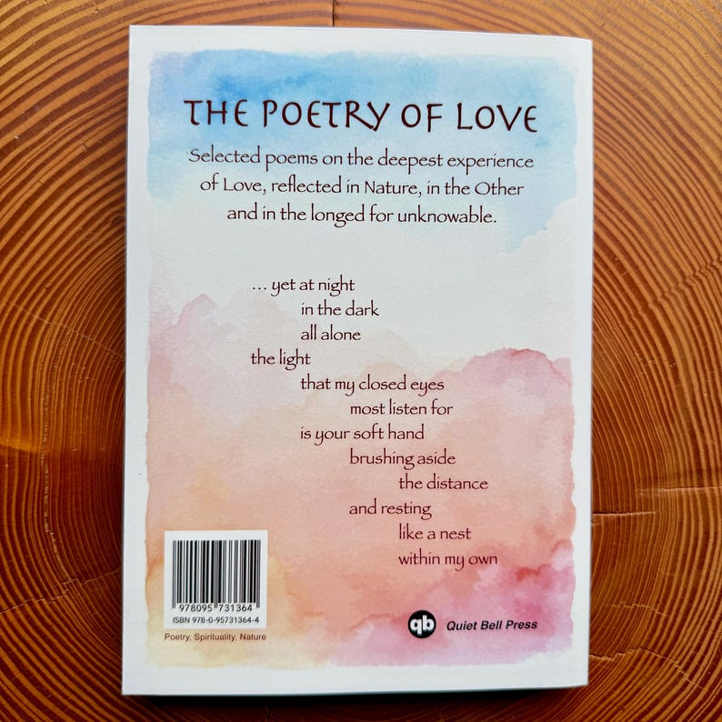Pu&ograve; includere: Un libro tascabile intitolato "The Poetry of Love" con un design ad acquerello. La copertina presenta un testo sull'amore, la natura e la spiritualit&agrave;. Il dorso del libro include un codice a barre e il logo dell'editore.