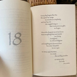 Pu&ograve; includere: Libro aperto con testo su una pagina color crema. Il numero "18" &egrave; nell'angolo in alto a sinistra. Il testo include frasi come "Ogni giorno inizia cos&igrave;" e "Questo &egrave; il segreto pi&ugrave; profondo che conosciamo."