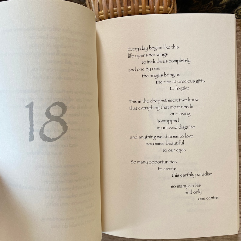 Pu&ograve; includere: Libro aperto con testo su una pagina color crema. Il numero "18" &egrave; nell'angolo in alto a sinistra. Il testo include frasi come "Ogni giorno inizia cos&igrave;" e "Questo &egrave; il segreto pi&ugrave; profondo che conosciamo."