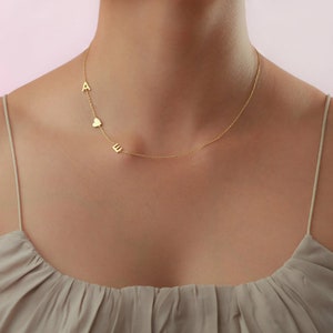 Collier avec initiales latérales dorées - Collier prénom personnalisé - Cadeaux personnalisés - Cadeaux de Noël - Cadeaux pour la fête des Mères - Cadeaux pour elle - Lettre