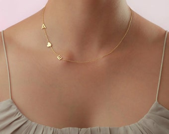 Collier avec initiales latérales dorées - Collier prénom personnalisé - Cadeaux personnalisés - Cadeaux de Noël - Cadeaux pour la fête des Mères - Cadeaux pour elle - Lettre