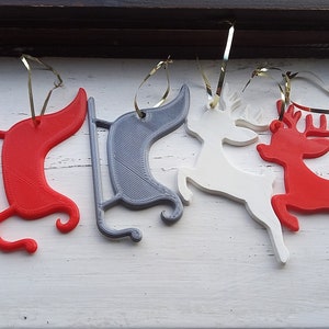 Decoraciones de árboles de Navidad impresas en 3D en forma de reno y trineo