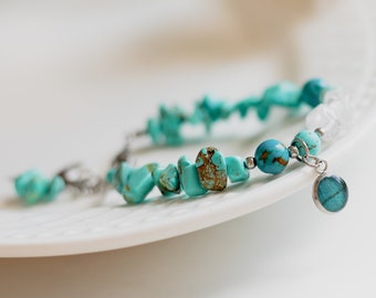 Bracelet turquoise avec pierres précieuses naturelles - pendentifs en acier inoxydable et résine époxy.