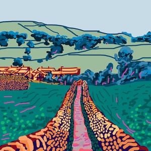 Puede incluir: Un camino sinuoso bordeado de muros de piedra atraviesa un campo verde hacia un pequeño pueblo en la distancia. El cielo es de un azul claro y las colinas del fondo están cubiertas de hierba verde.
