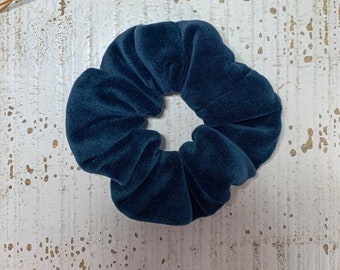 Scrunchie hecho a mano // scrunchie hecho a mano - terciopelo azul medianoche