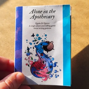 Może przedstawiać: Mała książeczka zatytułowana "Alone in the Apothecary" z tekstem "Quake & Quiver" i "A single player journalling game about mixing potions". Okładka zawiera kolorową ilustrację butelki z miksturą z niebieskimi, r&oacute;żowymi i brązowymi akcentami.