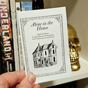 Puede incluir: Una tarjeta blanca con el título "Alone in the House" y el texto "Quake & Quiver, Un juego de diario para un solo jugador sobre la exploración de una casa encantada." La tarjeta presenta una ilustración en blanco y negro de una casa encantada.