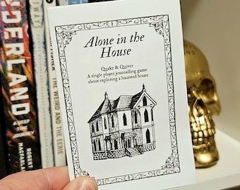 Pode incluir: Um cartão branco com o título "Alone in the House" e o texto "Quake & Quiver, Um jogo de journaling para um jogador sobre a exploração de uma casa assombrada." O cartão apresenta uma ilustração a preto e branco de uma casa assombrada.