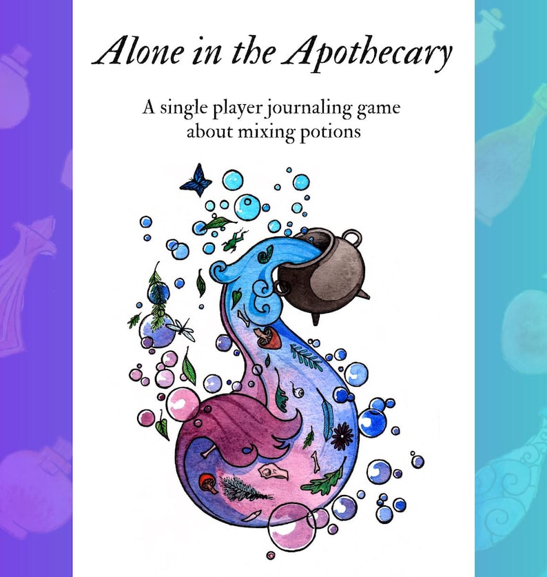 Może przedstawiać: Ilustracja do gry dziennikarskiej zatytułowanej "Alone in the Apothecary". Grafika przedstawia stylizowaną butelkę z miksturą w odcieniach niebieskiego i fioletowego, ozdobioną elementami botanicznymi i bąbelkami. Kociołek wlewa płyn do butelki. U g&oacute;ry widnieje napis "Alone in the Apothecary".
