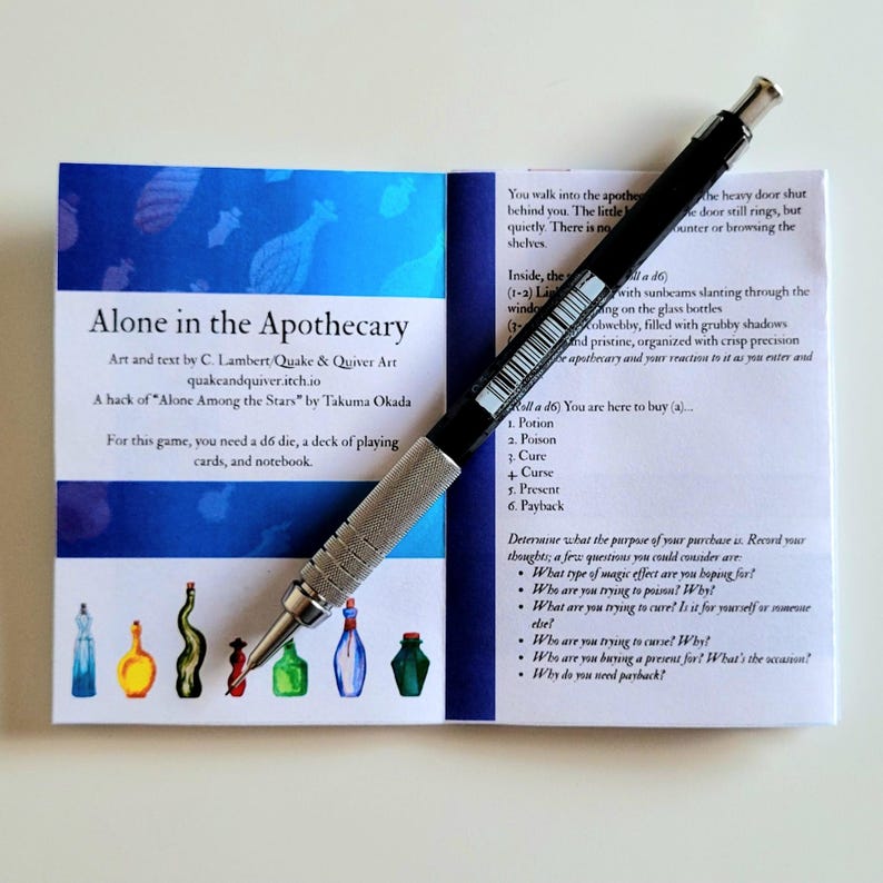 Może przedstawiać: Otwarty notatnik z tytułem "Alone in the Apothecary" i oł&oacute;wkiem na wierzchu. Notatnik ma niebiesko-białą okładkę z ilustracjami butelek. Oł&oacute;wek jest czarny i srebrny.