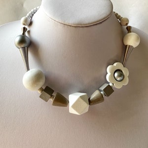 Statement geometrical flower necklace, Chunky big wooden beads necklace, Light modern colourful necklace, White silver grey wood necklace