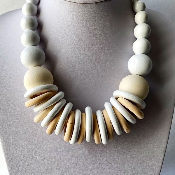 Witte statement ketting, ketting van houten ringen, dikke houten ketting, dikke statement slabbetje ketting, grote kralen houten ketting, grote ringen