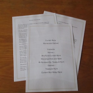 Op de afbeelding: Een wit vel papier met de titel "Currant Buns Stories and Games" en een lijst met inhoud, waaronder verhalen en spellen. De verhalen zijn "Mrs Purls Currant Buns", "Mrs Jollys Hide and Seek" en "Mr Bunsworths Treasure Hunt". De spellen zijn "Treasure Hunt" en "Currant Bun Relay Race".