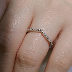 14k Solid Gold Minimalist Curved Moissanite Wedding Band, Sustainable Wedding Band for Women, Chevron Moissanite Promise Ring Gift For Her