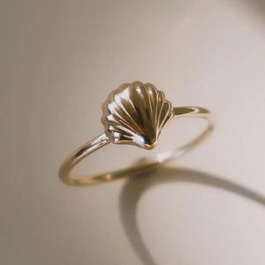 Tiny Shell Stacking Ring, 14K Gold Seashell Stacking Ring, Thin Gold Shell Ring, Minimalist Ring, Beach Ring, Dainty Ring, Wedding Band