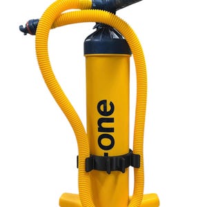 Op de afbeelding: Gele handpomp met een zwarte slang en een zwarte handgreep. De pomp heeft een zwarte band en de tekst "i-one" staat op de zijkant.