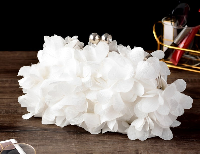 Borsa da sera floreale bianca per donna, borsa con petali di ortensia, pochette per borsa da banchetto, borsa floreale, borsa da sposa, borsa da sposa, borsa da damigella d'onore regalo immagine 1