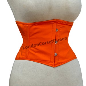 Könnte beinhalten: Orangefarbenes Korsett aus Baumwolle mit silbernen Metallverschlüssen und dem Text "LondonCorsetQueen" auf der Vorderseite.
