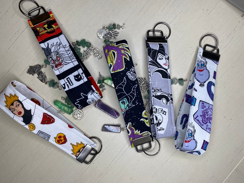 Pu&ograve; includere: Cinque portachiavi colorati con i cattivi Disney. I portachiavi sono in tessuto e presentano diversi cattivi, tra cui Malefica, Ursula e la Regina Cattiva. Ogni portachiavi ha un anello di metallo nero.