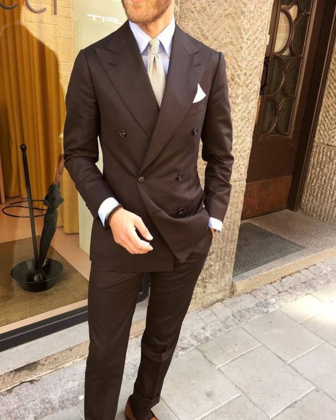 ブラウンのダブルブレストスーツ：結婚式やフォーマルなイベントに最適