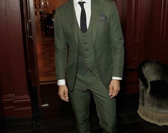 Traje verde menista de tres piezas: estilo para novios y padrinos