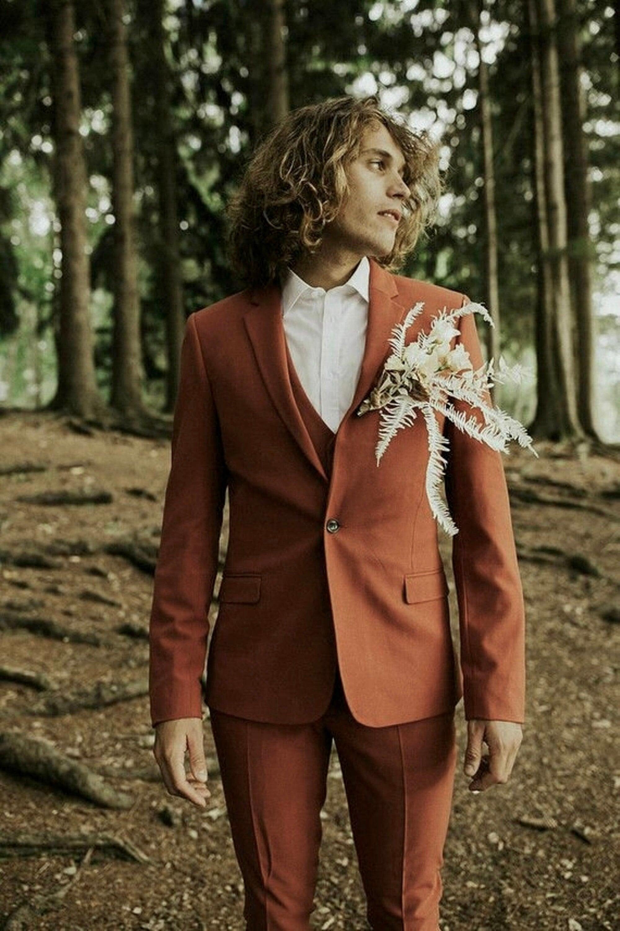 Traje de terracota personalizado para hombre: traje de boda de tres piezas de corte entallado