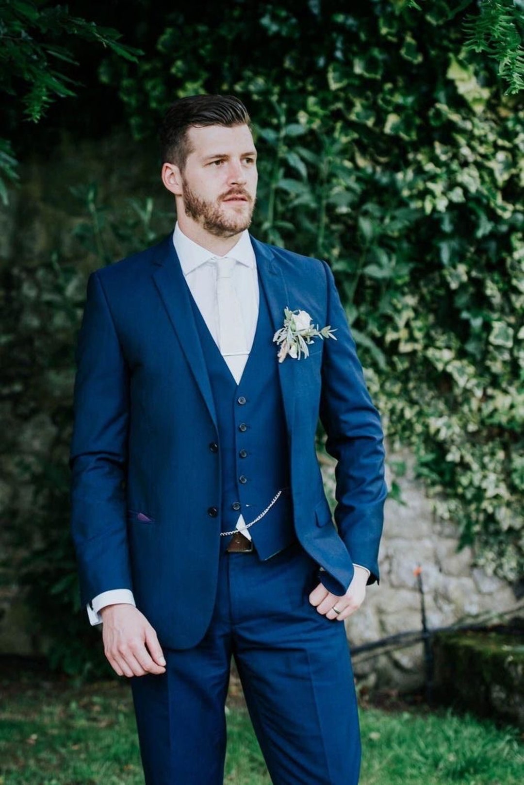 Traje azul marino de tres piezas: atuendo elegante para bodas y