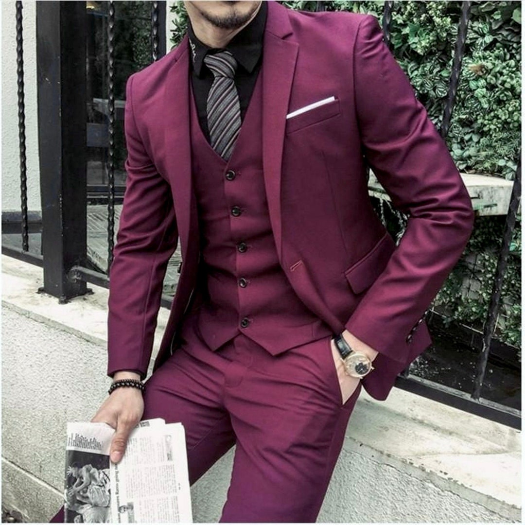 Costume trois pièces bordeaux tenue élégante pour mariage et bal