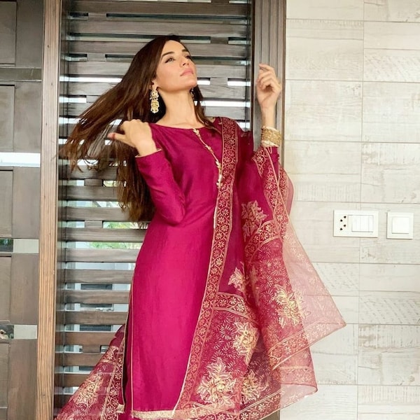 Bellissimo colore rosa dritto 3 pezzi Salwar Kameez, pantaloni Kurta da festa di design etnico indiano con Chanderi Dupatta set elegante già pronto