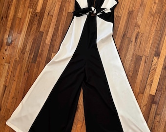 Zwart-witte modieuze jumpsuit met sleutelgatstrik en wijde pijpen