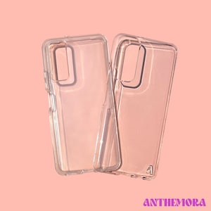 Puede incluir: Dos fundas transparentes para teléfono para un teléfono inteligente. Las fundas están hechas de un material flexible y transparente y tienen un borde elevado alrededor del objetivo de la cámara.