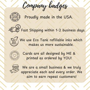 Op de afbeelding: Een beige kaart met de tekst "Company badges" en verschillende pictogrammen. De tekst bevat "Met trots gemaakt in de VS", "Eco Tank navulbare inkten" en "Kaarten worden allemaal door MIJ ontworpen & door JOU besteld gedrukt!"