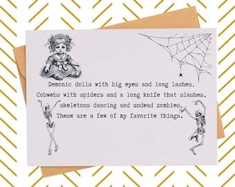 Peut inclure: Une carte blanche avec une enveloppe marron, présentant une illustration et un texte en noir et blanc. L'illustration comprend une poupée, des toiles d'araignées, des araignées et des squelettes dansant. Le texte dit : "Demonic dolls...These are a few of my favorite things."