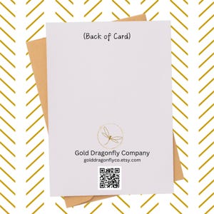 Op de afbeelding: Achterkant van een witte kaart met de tekst "(Back of Card)". De kaart zit in een bruine envelop. De kaart heeft een gouden libellelogo en de tekst "Gold Dragonfly Company golddragonflyco.etsy.com" met een QR-code.