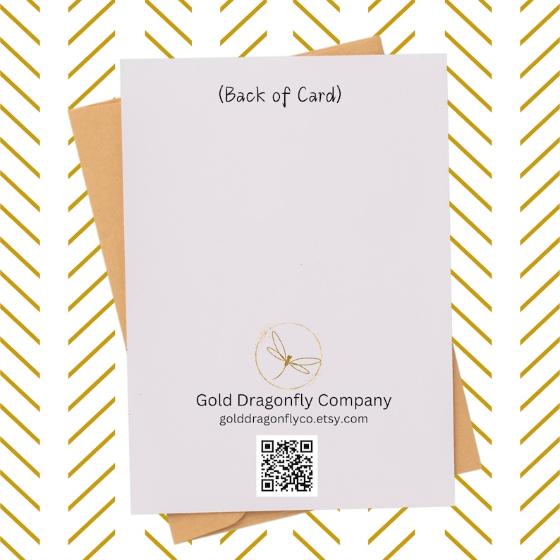 Op de afbeelding: Achterkant van een witte kaart met de tekst "(Back of Card)". De kaart zit in een bruine envelop. De kaart heeft een gouden libellelogo en de tekst "Gold Dragonfly Company golddragonflyco.etsy.com" met een QR-code.
