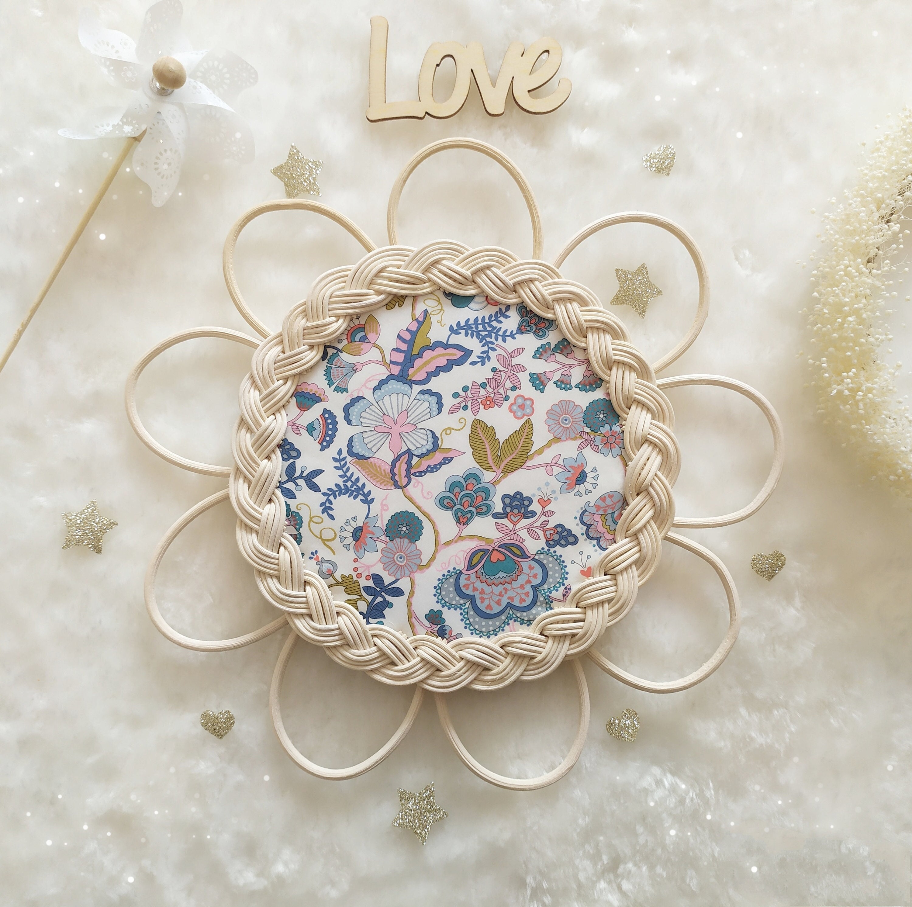 Fleur Rotin Unique, Aux Motifs Liberty. Réalisée à La Main en France. Décoration Murale. Création Un