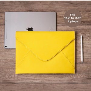 Custodia per laptop in pelle gialla regalo personalizzato per custodia MacBook di design regalo di compleanno ideale per il suo nuovo lavoro regalo personalizzato per gli amanti della tecnologia